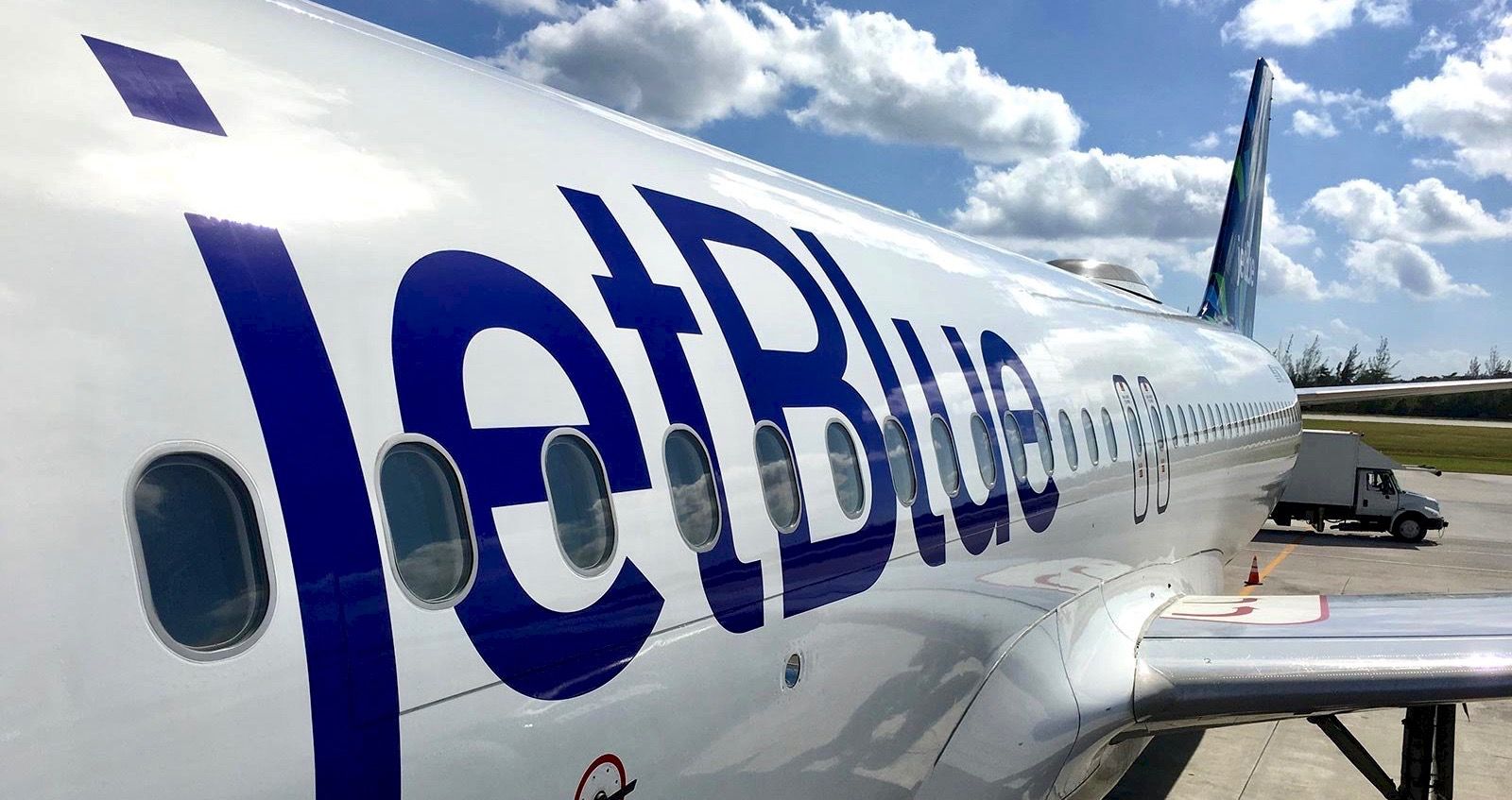 CEO da JetBlue explica como os aumentos no preço da bagagem manterão as tarifas baixas 1 CEO da JetBlue explica como os aumentos no preco da