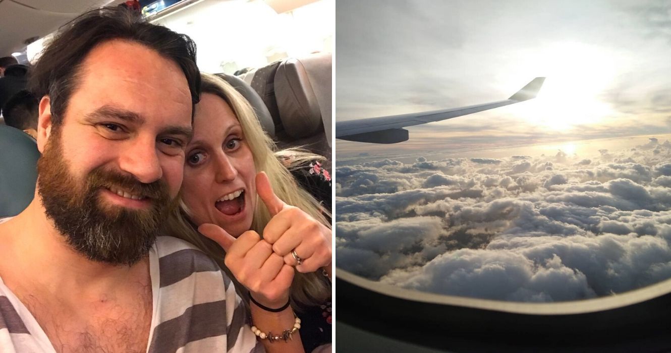 um casal tira uma selfie no avião, uma visão das nuvens da janela de um avião