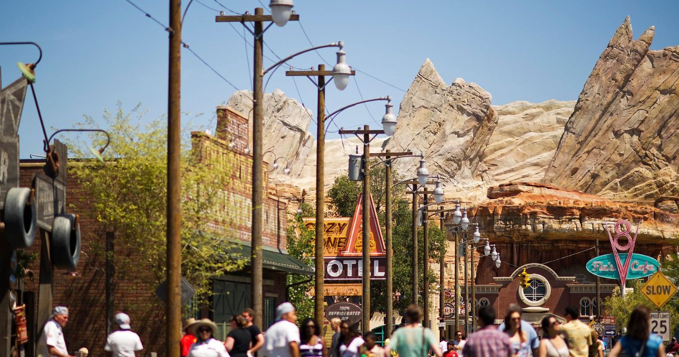 Cars Land 10º aniversário: Disneyland California está indo com tudo 1 molas do radiador no carsland disneyland california adventure park