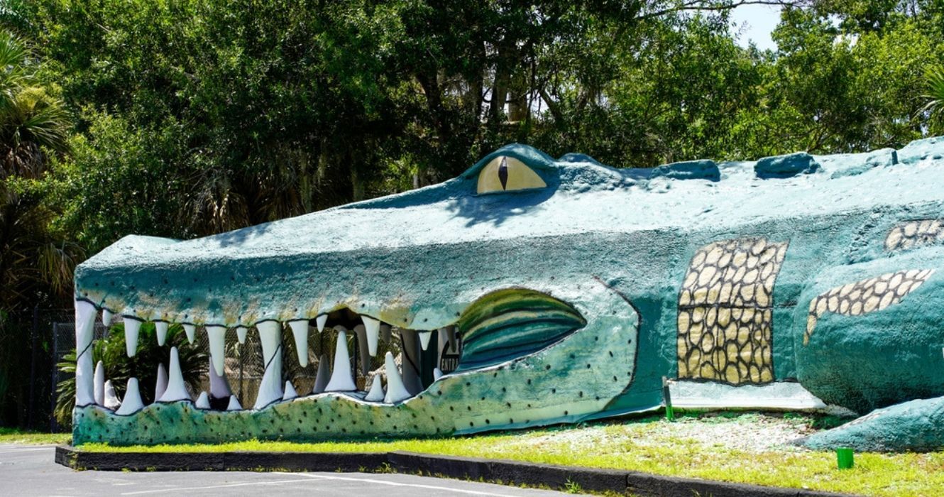 Christmas, Flórida, pode não ser conhecida por sua alegria natalina, mas é conhecida por este marco peculiar 1 a maior escultura de crocodilo do mundo no natal, flórida