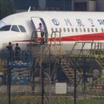 Co-piloto é parcialmente puxado para fora do avião quando a janela do cockpit quebra no meio do voo
