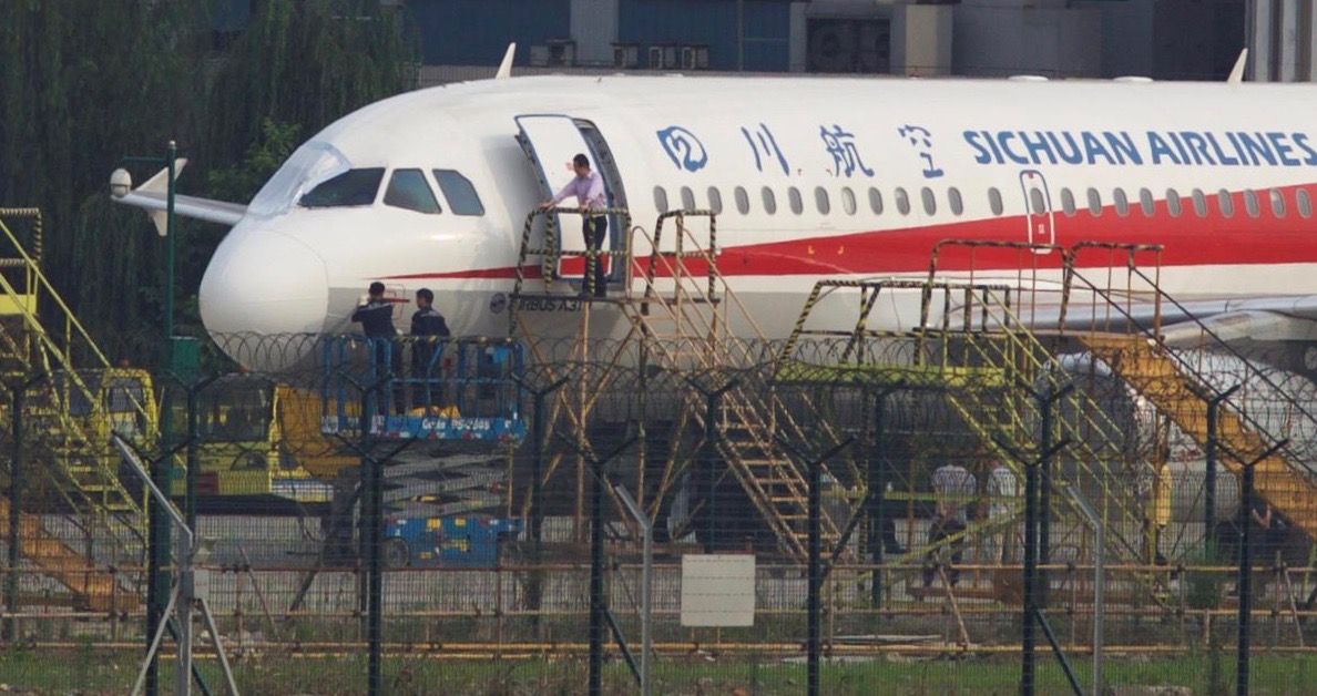 Co-piloto é parcialmente puxado para fora do avião quando a janela do cockpit quebra no meio do voo 1 Co piloto e parcialmente puxado para fora do aviao quando a