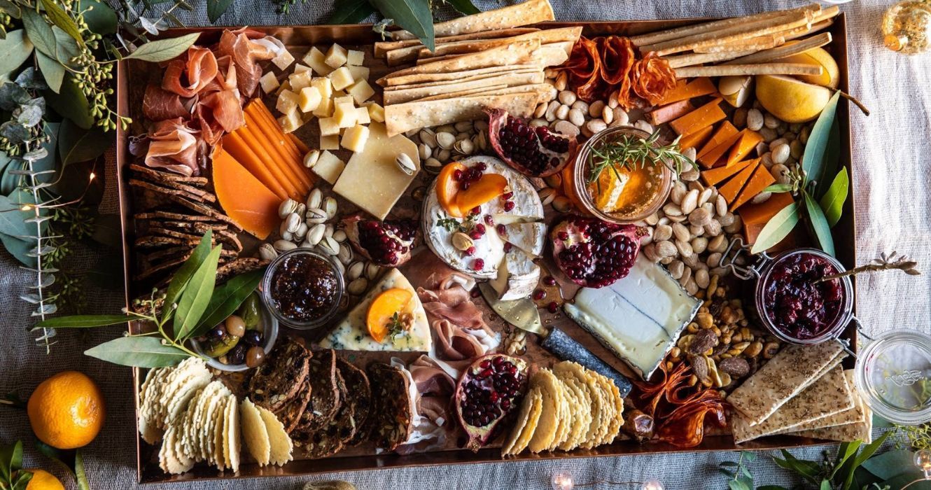Como construir uma incrível tábua de vinhos e queijos que fará você se sentir no exterior 1 uma tábua de queijos gourmet