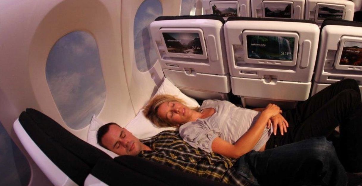 casal descansando em assentos de avião