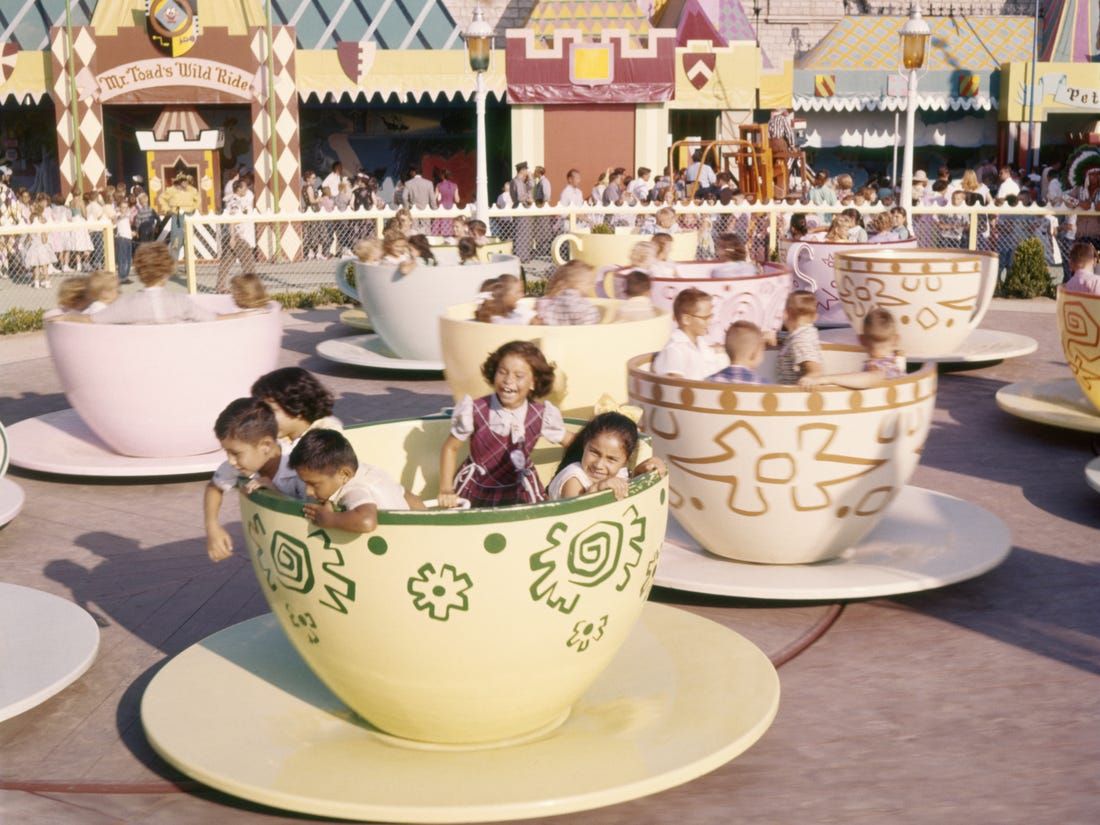 Em homenagem ao 65º aniversário da Disneylândia, aqui estão algumas fotos de seu dia de abertura 5 as xícaras de chá na disneyland