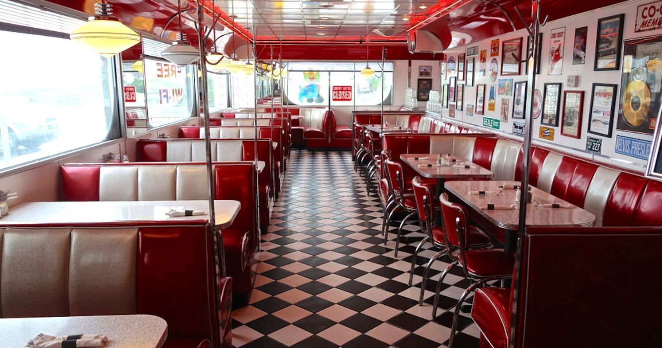 um restaurante retrô vermelho e branco