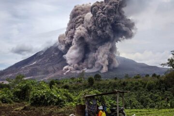 Estas fotos mostram a gravidade da erupção de dois dias do Monte Sinabung
