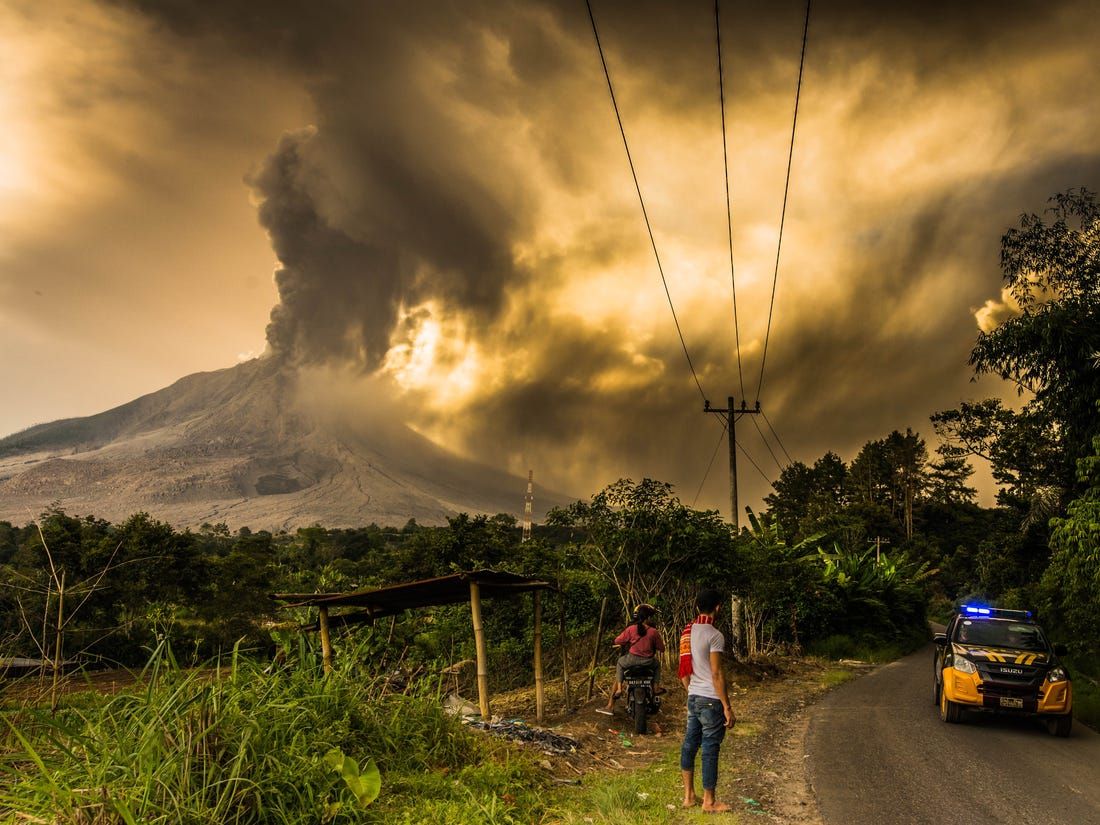 Monte Sinabung em erupção pela segunda vez