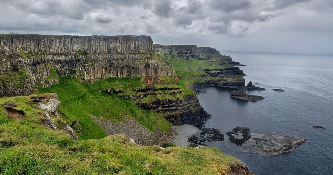 Estas fotos tiradas ao longo da rota costeira Causeway, na Irlanda, provam que é uma viagem impressionante de 200 milhas 1 a rota da calçada costeira na irlanda do norte