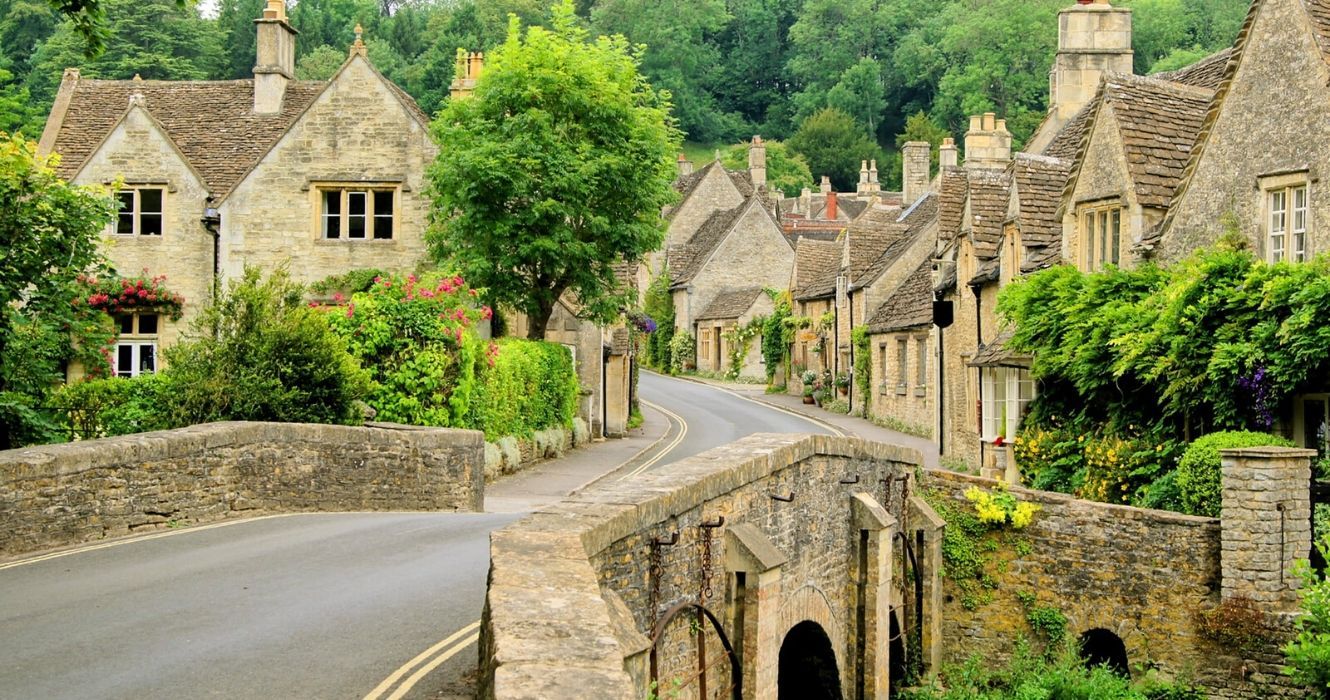 Estas joias escondidas na Inglaterra valem uma visita 1 uma rua através de Cotswold, Inglaterra
