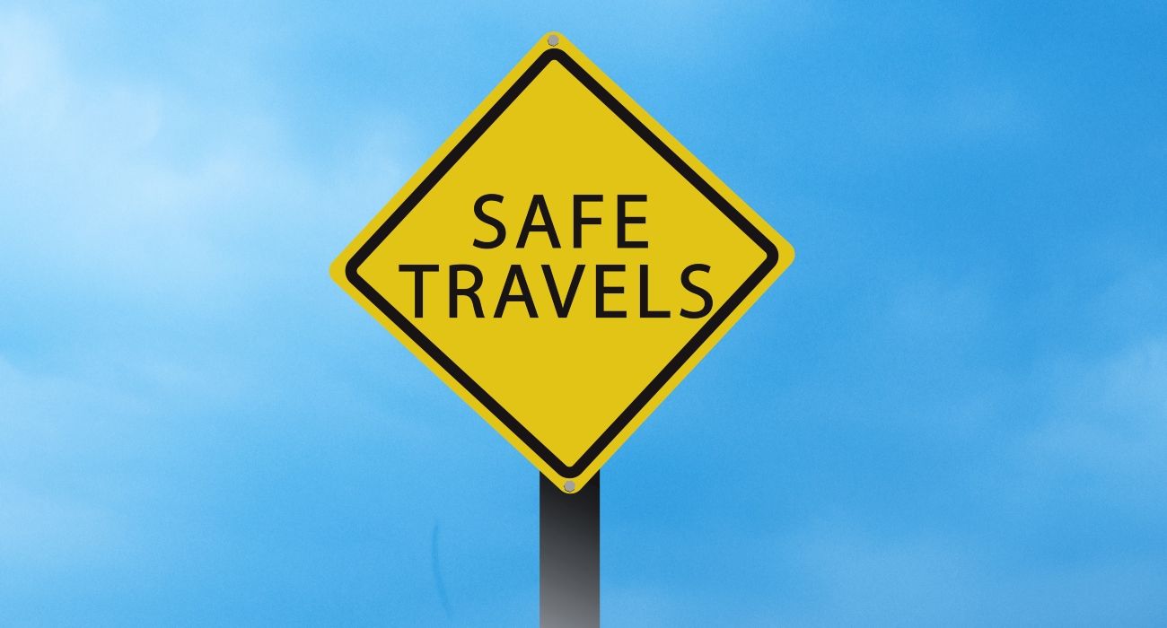 Estatisticamente, estes são alguns dos destinos mais seguros para férias 1 Sinal amarelo de viagem segura contra o céu azul