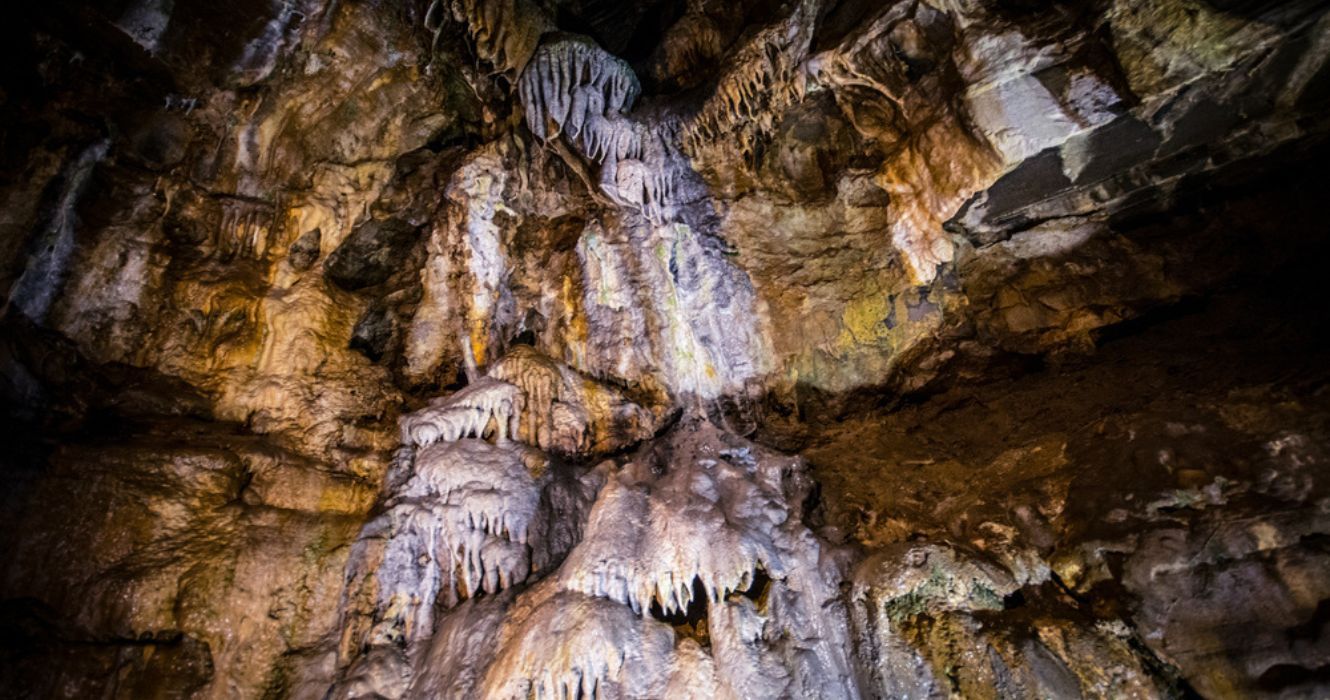 Este é o tempo que você gastará em uma excursão pelas Howe Caverns 1 uma formação de caverna em cavernas de howe
