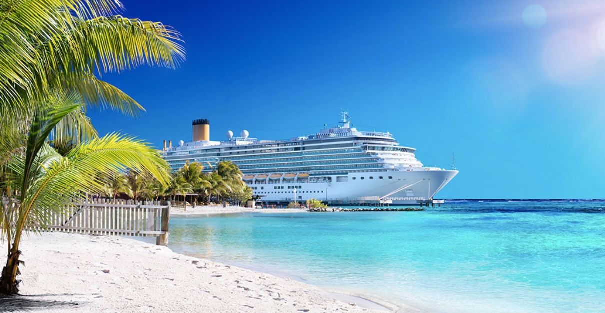 Estes cruzeiros vão para os destinos mais impressionantes do Caribe 1 cruzeiro em uma praia do caribe