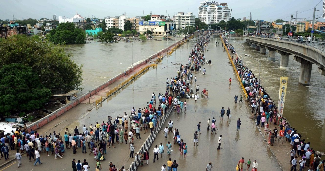 Estes países sofrem com a maioria dos desastres naturais 1 uma grande rodovia na Índia é inundada após fortes chuvas