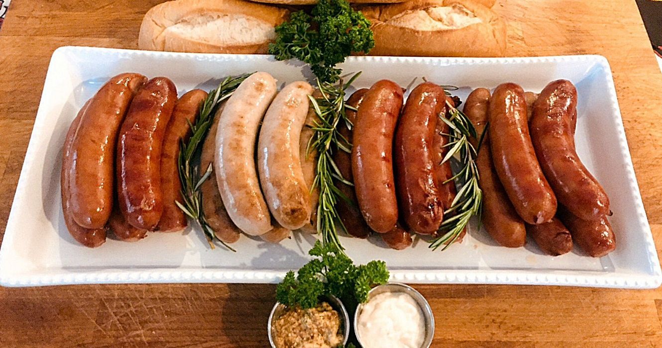 Estes pratos provam que a comida alemã é mais do que apenas chucrute 1 um prato cheio de bratwurst alemão