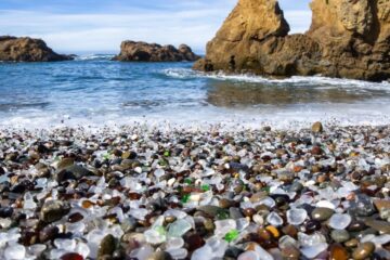 Estes são os melhores lugares para encontrar vidro de mar e praia, e pode até valer alguma coisa