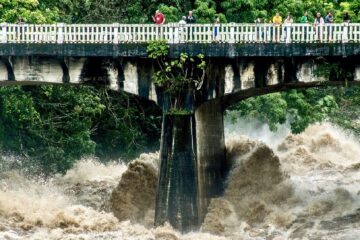 Furacão Lane causa inundações e deslizamentos de terra no Havaí, mais chuva a caminho