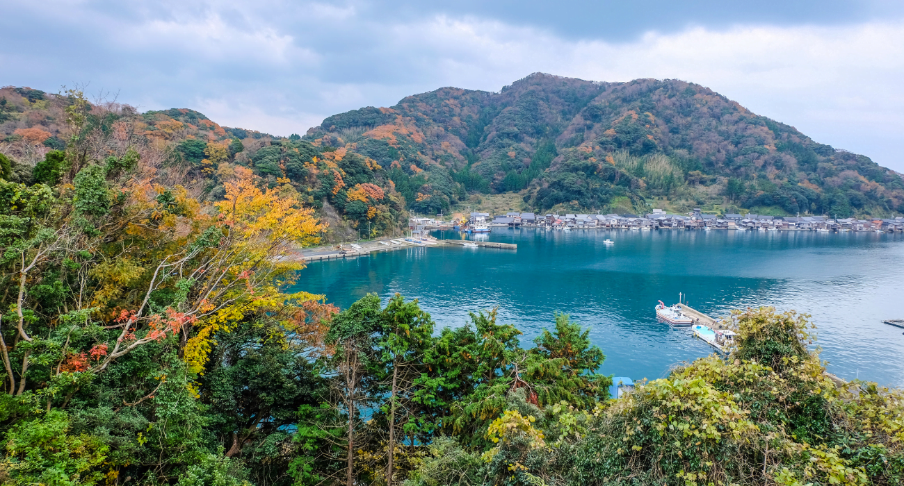 Ine, no Japão, abriga casas de pesca à beira-mar chamadas 'Funaya', e elas são uma atração e tanto 1 Ine Bay e suas montanhas circundantes