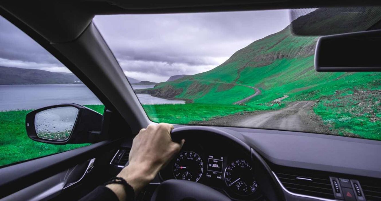 Isto é como encontrar o melhor negócio em aluguel de carros este ano 1 dirigindo um carro alugado
