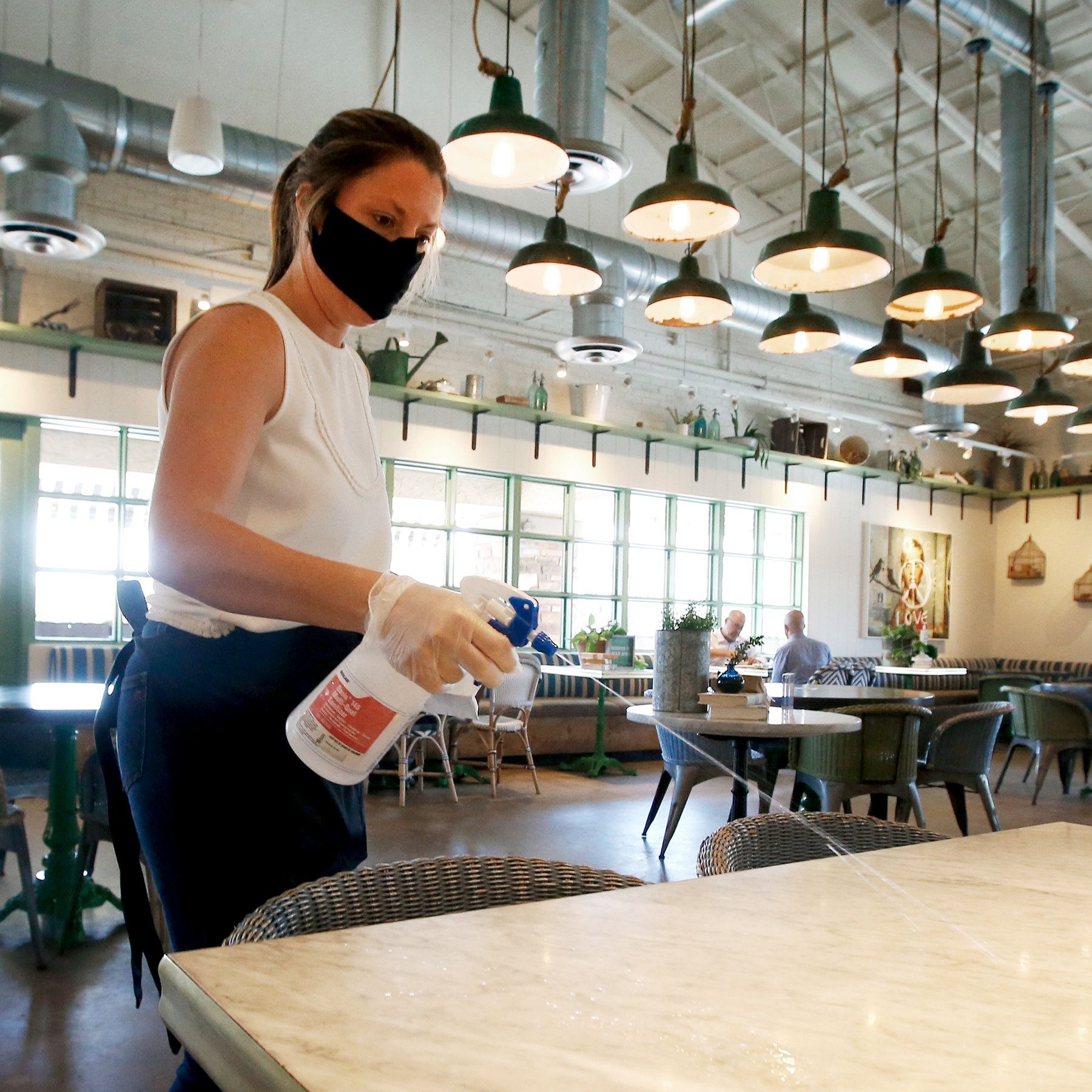 Jantar fora é realmente seguro? Dicas úteis para a nova experiência em restaurantes 1 um servidor limpando uma mesa