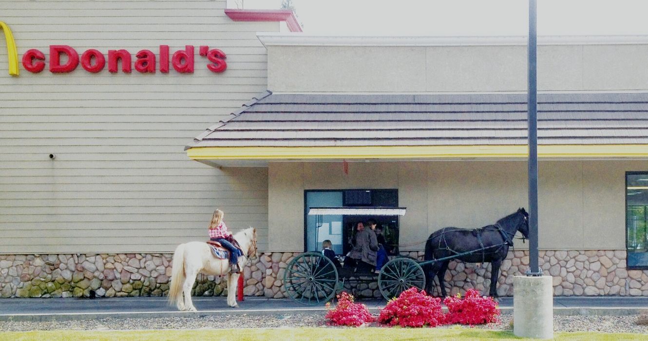 Não tem um carro? Inspire-se com esses clientes de Drive Thru 1 Pessoas com cavalos e uma carruagem em um drive-thru do McDonald's
