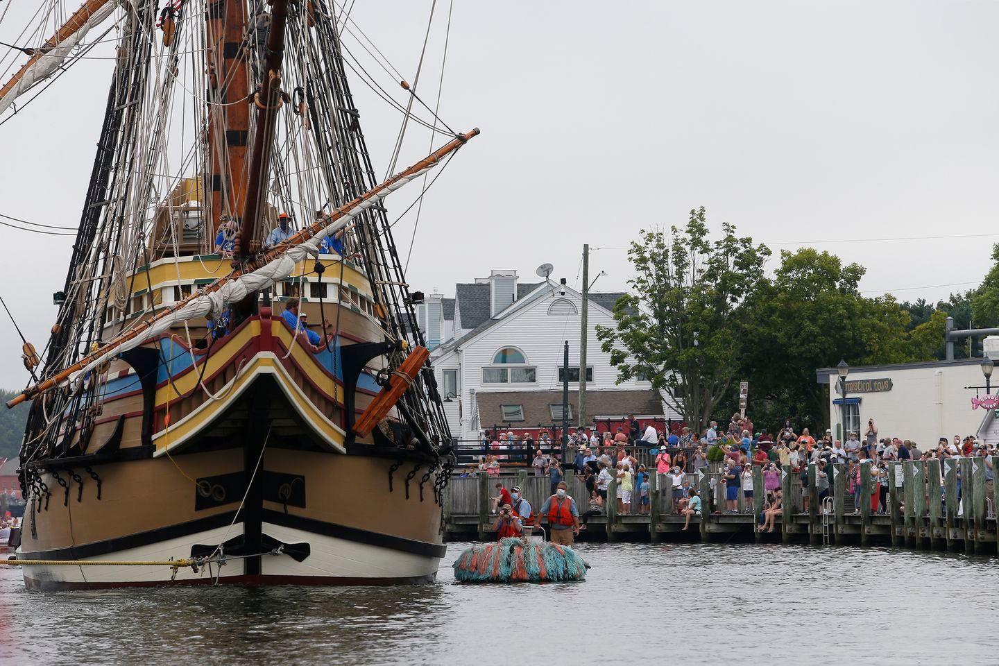 O Mayflower II está navegando de volta para Plymouth, Massachusetts, em homenagem ao 400º aniversário da cidade 3 o mayflower II ancorado