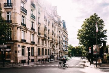O prefeito de Paris está tornando a cidade mais verde para combater as mudanças climáticas