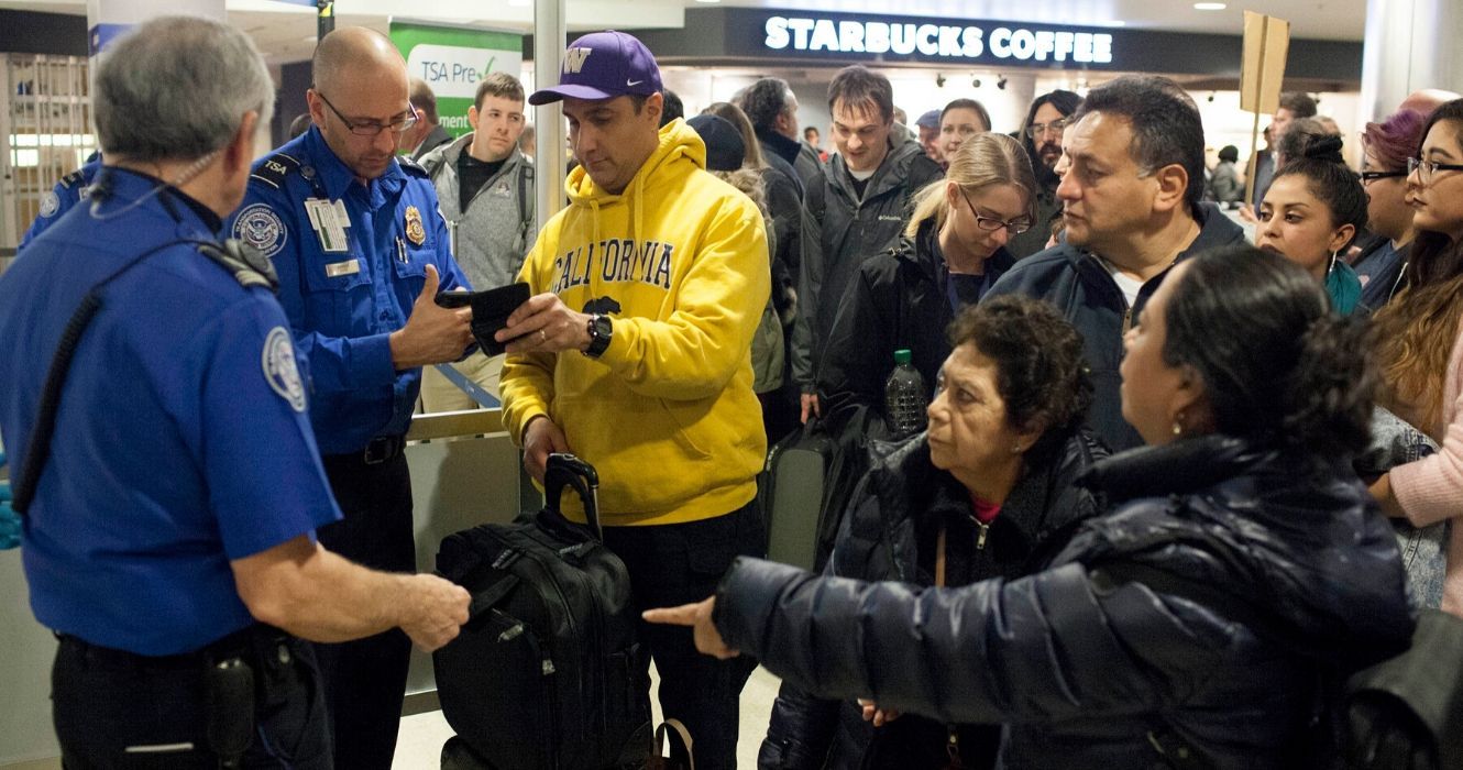 Os agentes da TSA na segurança do aeroporto não têm permissão para fazer isso 1 Agentes e passageiros da TSA na segurança do aeroporto