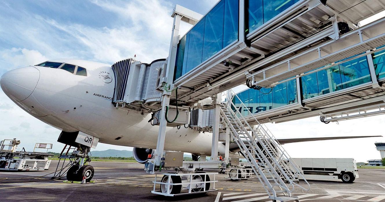 Os países estão criando seus próprios "pontes aéreas" Para viajantes cruzando fronteiras 1 um avião aguardando decolagem