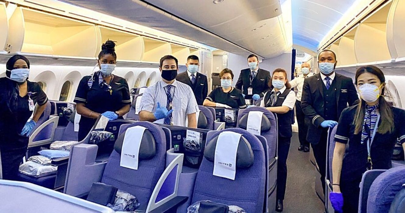 Passageiros da United agora podem enviar mensagens de texto para a linha direta da companhia aérea sobre preocupações com viagens 1 a tripulação de um voo da United Airlines