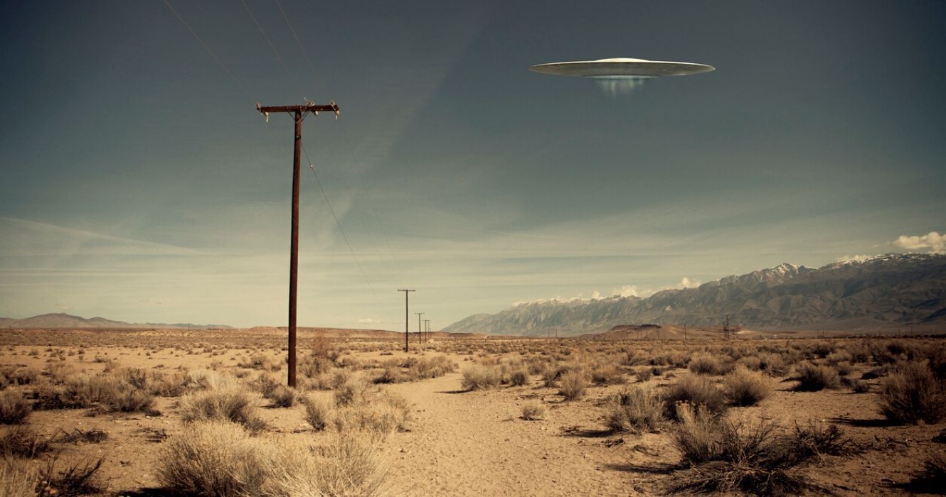 Pessoas nesses países afirmaram ter visto OVNIs reais 1 um ufo paira sobre o deserto