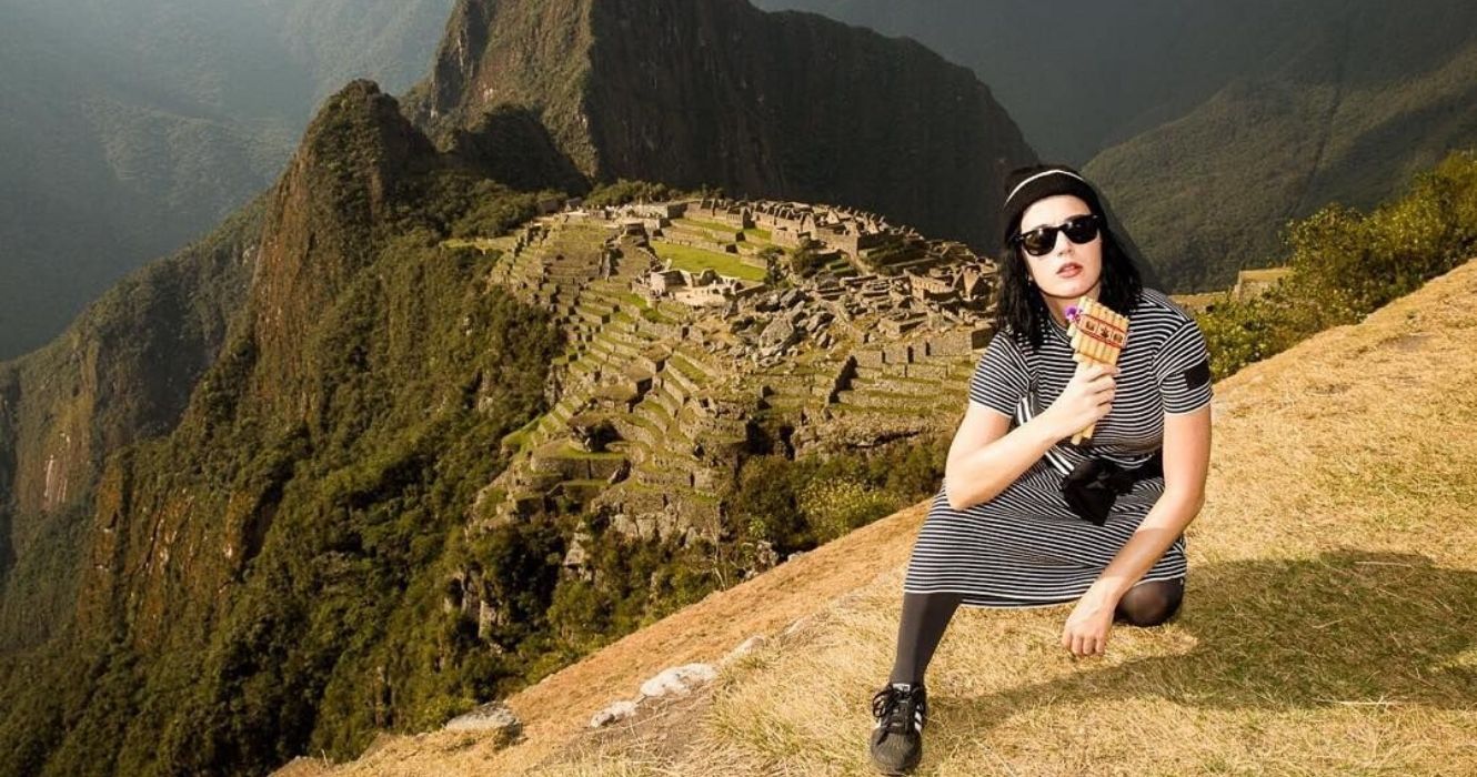 Katy Perry posando com Machu Picchu ao fundo