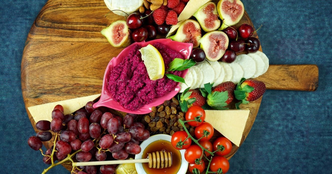 Tornar-se vegano: as melhores dicas de charcutaria e tábua de queijos para quem não tem carne (e sem laticínios) 1 uma tábua de queijo vegana