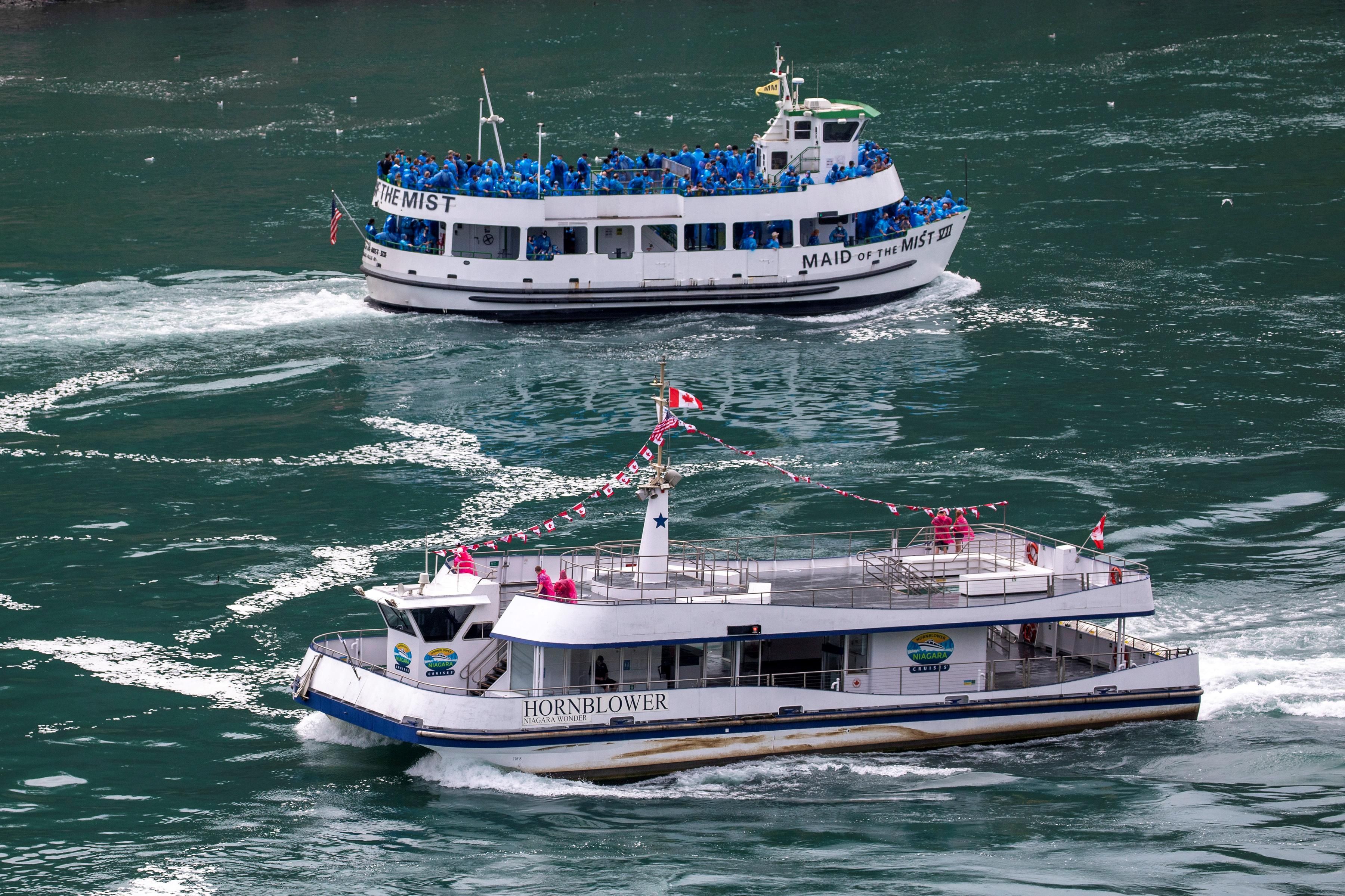 Turistas dos EUA continuam quebrando as leis de quarentena do Canadá e estão pagando o preço, literalmente 2 passeios de barco no canadá e ny para as cataratas do niagara