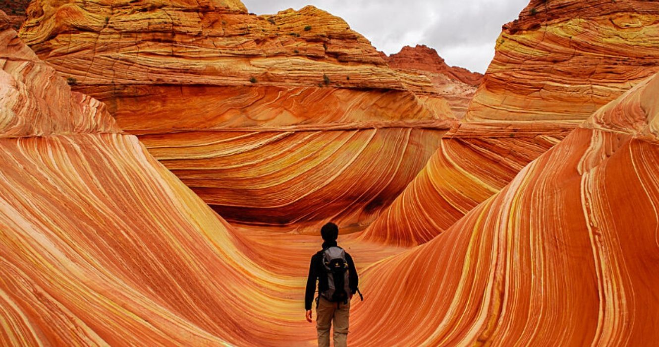 Um guia para explorar The Wave, o cânion menos conhecido do Arizona 1 um caminhante na onda no arizona