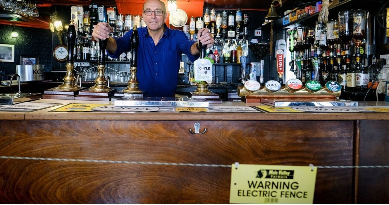 Uma cerca elétrica para distanciamento social? Este pub britânico diz "Sim" 1 uma cerca elétrica no star pub na inglaterra