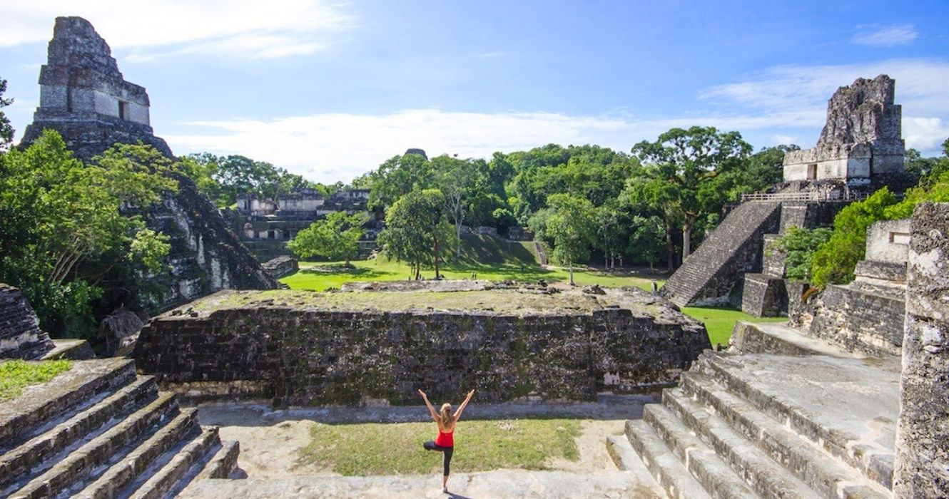 Vale a pena viajar para a Guatemala apenas para ver essas ruínas antigas 1 uma mulher faz ioga nas ruínas tikal na guatemala