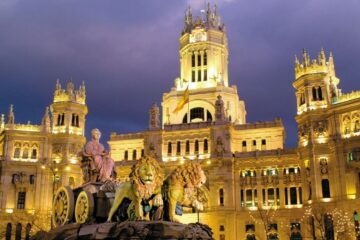 the Plaza De Cibeles in madrid, spain