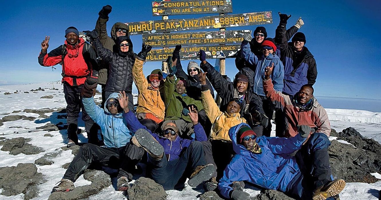 Você não precisa de experiência para escalar o Kilimanjaro, mas prepare-se para isso 1 chegando ao cume do monte kilimanjaro