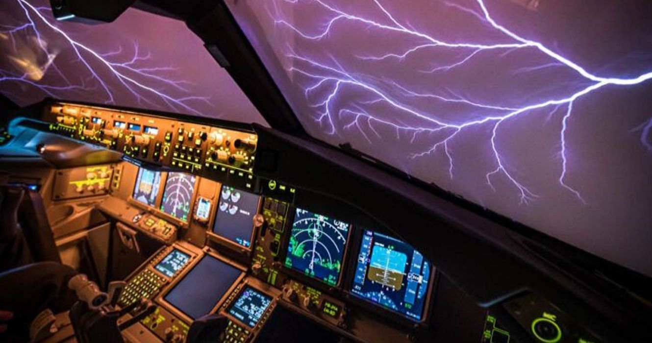 Você nunca ouvirá essas estranhas verdades sobre aviões de um piloto 1 relâmpago fora de um avião