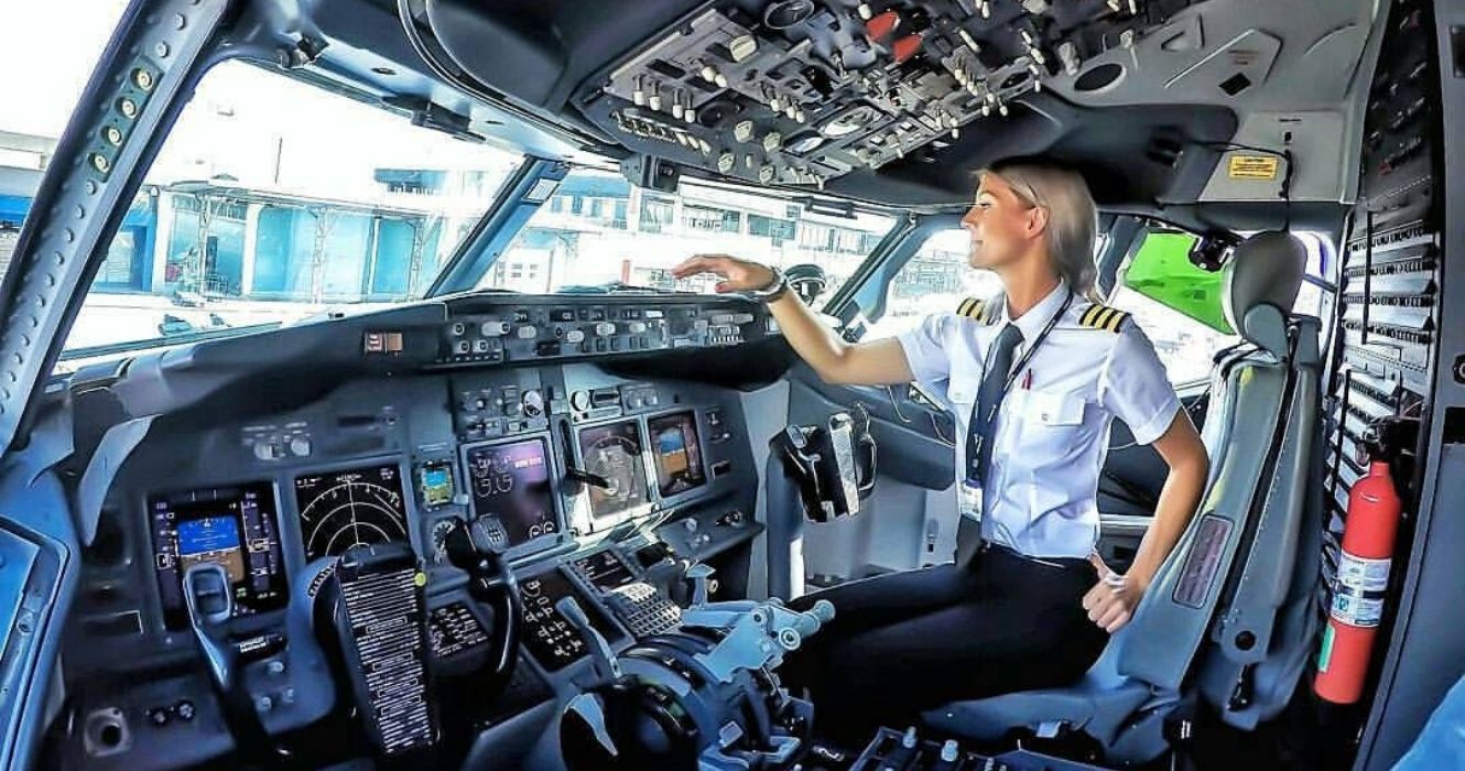 Você pode esperar que um bom piloto faça os seguintes anúncios em um voo 1 um piloto se preparando no cockpit
