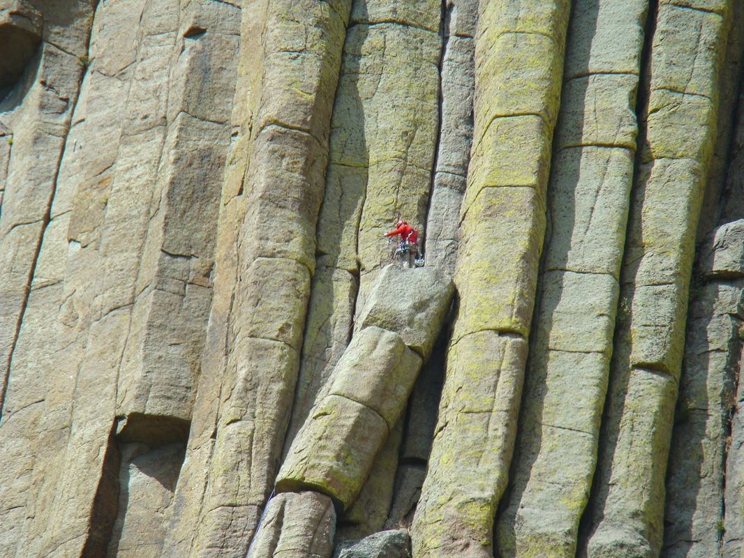 Os turistas lotaram esses destinos por causa dos filmes (e ficaram desapontados) 4 Uma pessoa escala a Torre do Diabo em Wyoming.