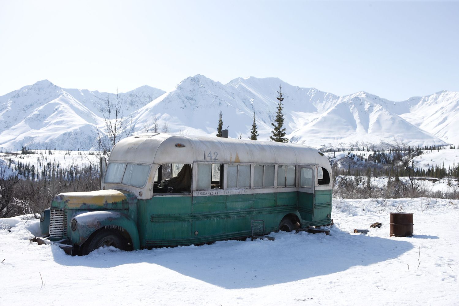 Os turistas lotaram esses destinos por causa dos filmes (e ficaram desapontados) 5 Uma foto da van do filme Into the Wild, cercada de neve.