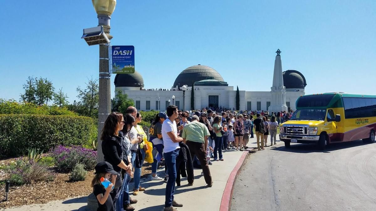 Os turistas lotaram esses destinos por causa dos filmes (e ficaram desapontados) 10 Uma fila de pessoas em frente ao Observatório Griffith.