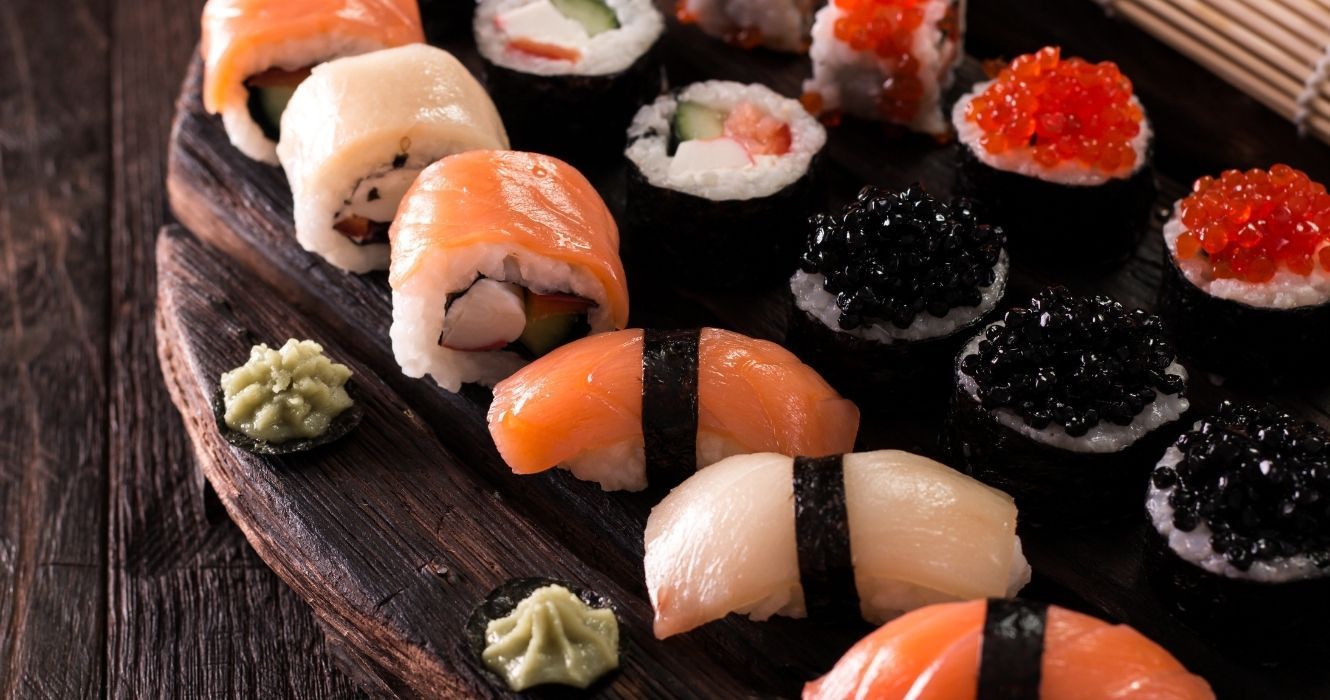 A partir de 2020, estes são os tipos mais populares de sushi no Japão 1 uma travessa cheia de sushi misto