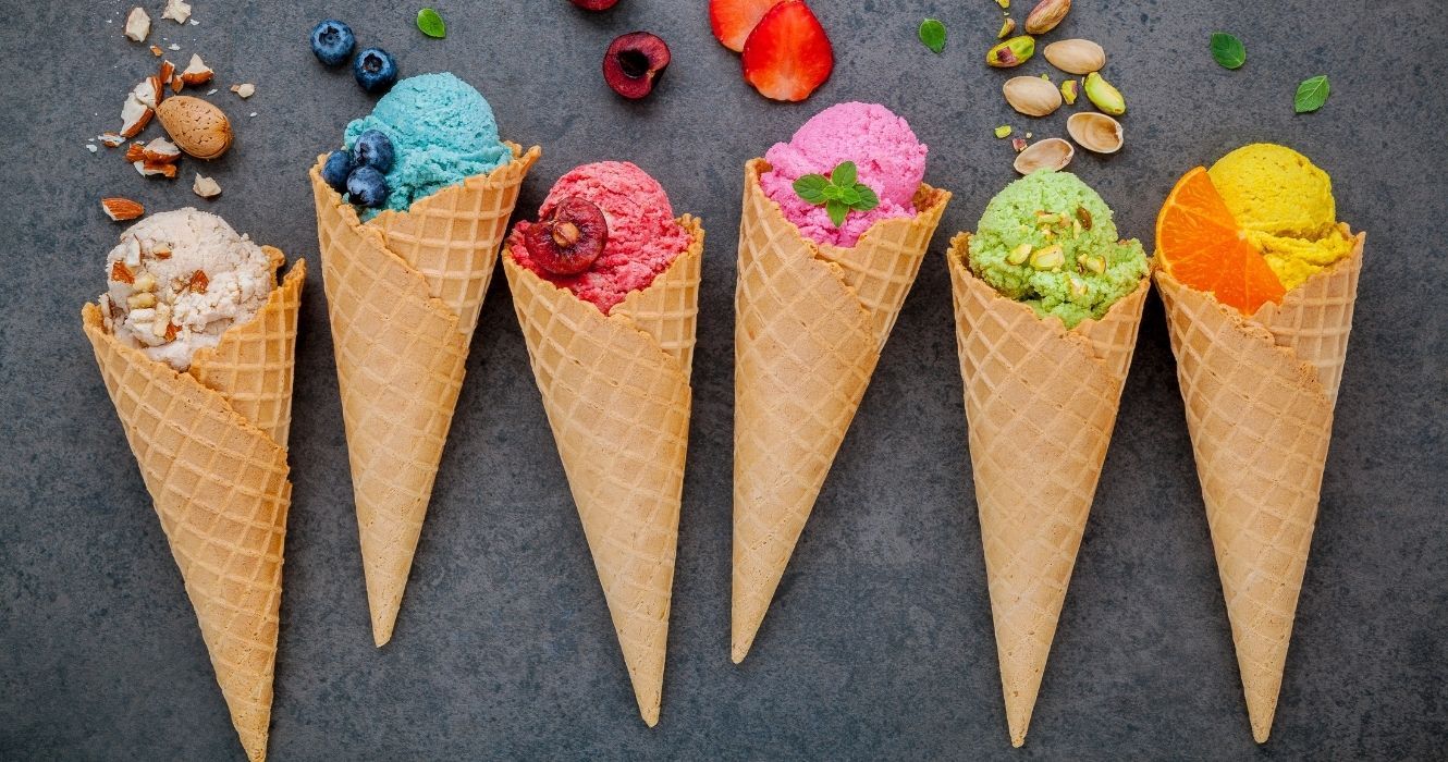 Aqui estão os sabores de sorvete mais populares da América (e o número um é surpreendente) 1 uma variedade de sorvetes em cones