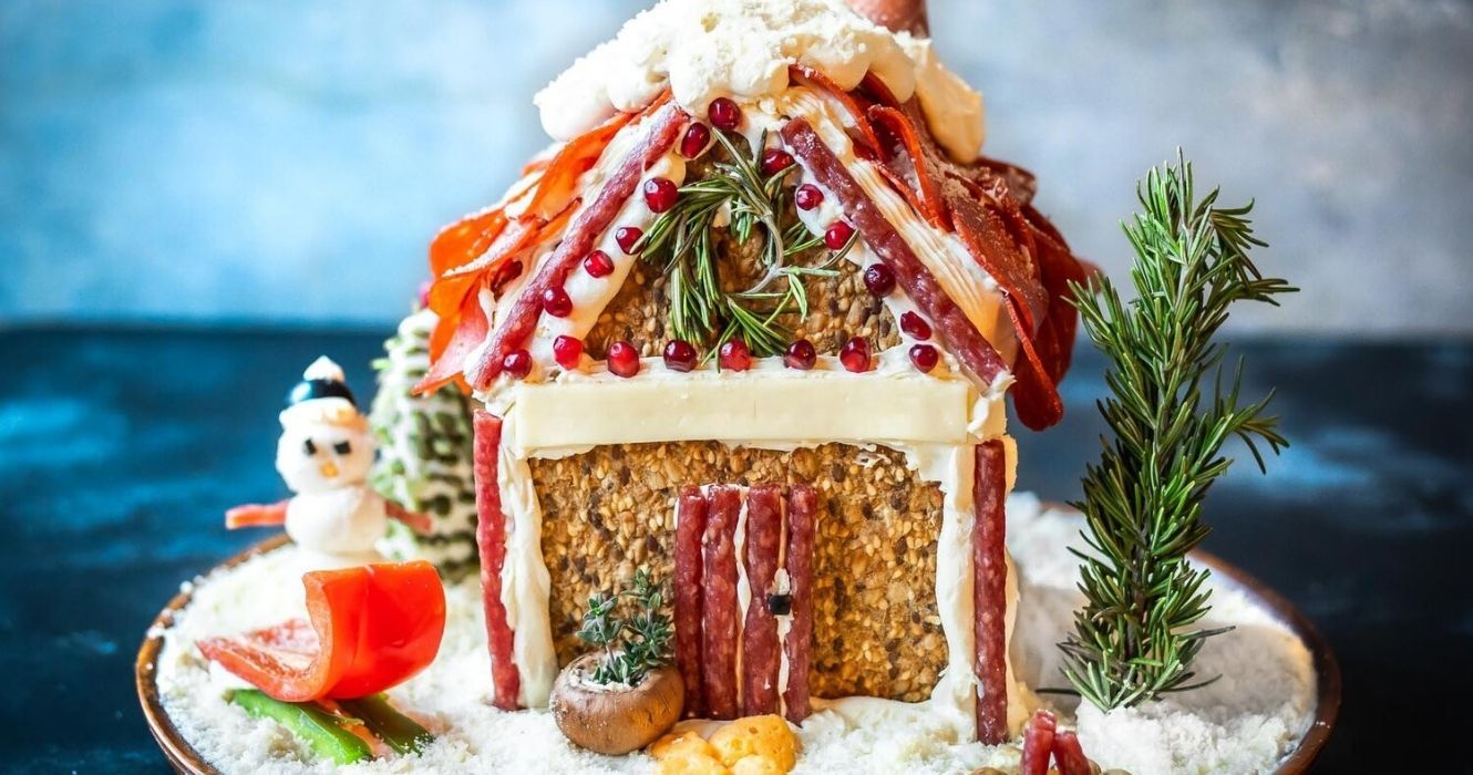Chalets de charcutaria estão rapidamente se tornando a alternativa saborosa para casas de pão de gengibre 1 um chalé de charcutaria