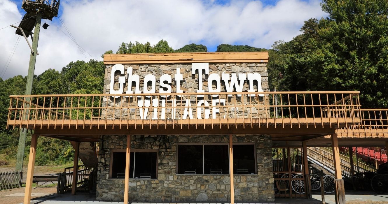Dentro da cidade fantasma no céu, o parque abandonado de Maggie Valley 1 Aldeia da cidade fantasma em Maggie Valley, Carolina do Norte