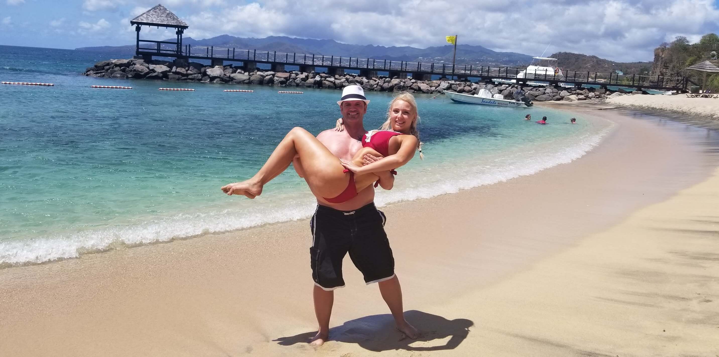Esses destinos caribenhos discretos são imperdíveis para casais que querem fugir 1 Casal na praia em Granada