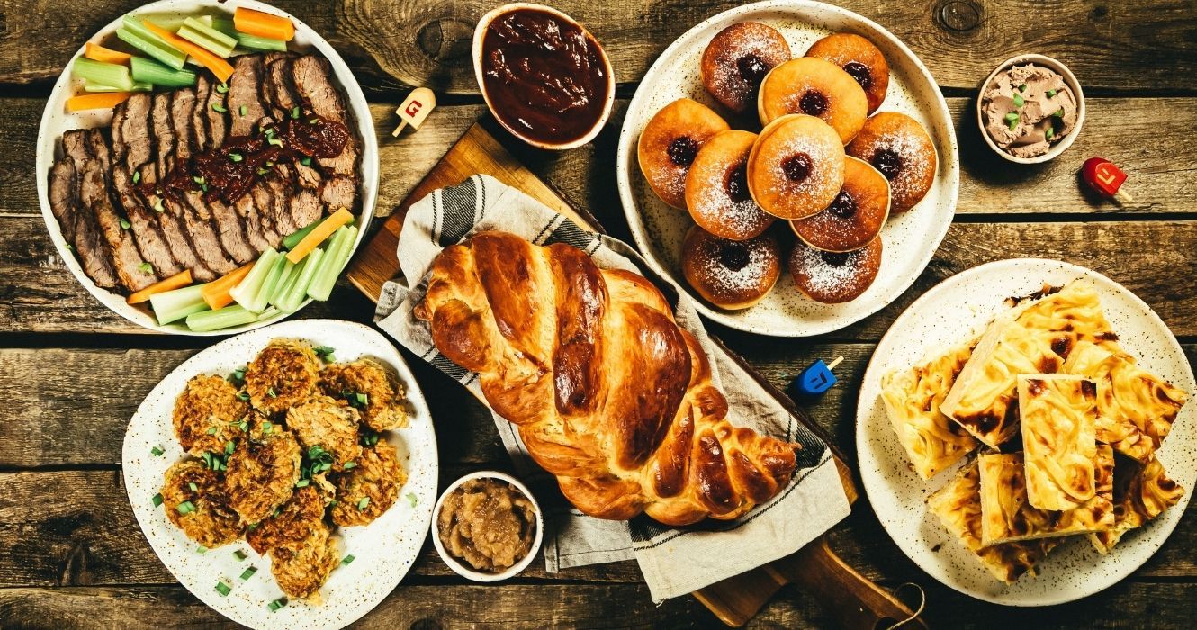 Pratos tradicionais de Hanukkah que todos deveriam experimentar pelo menos uma vez 1 uma mesa posta com comida para hanukkah